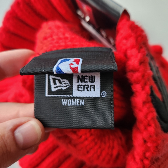Red Cable Knit Pom-Pom Beanie with Logo New Era Toronto Raptors NWT - Picture 7 of 7